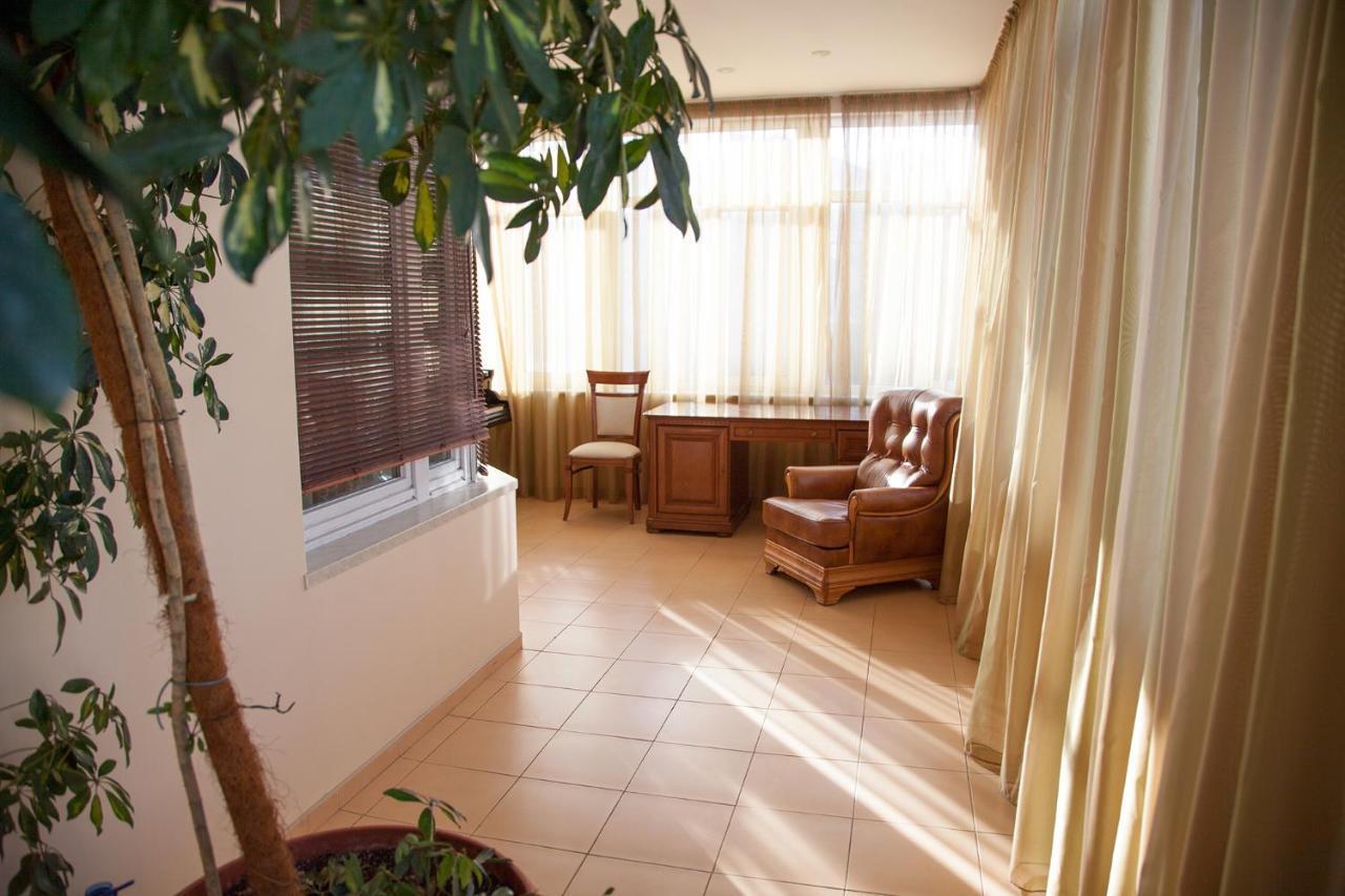 Two Bedroom Apartment With Balcony Kiev Exterior foto